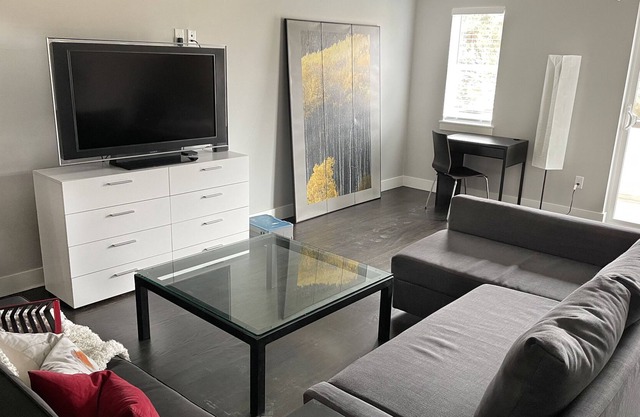 Luxury Townhome with Beautiful Views sleeps up to 12 Long Term Available