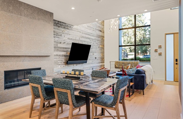Luxury townhouse w/hot tub, great views & incredible location