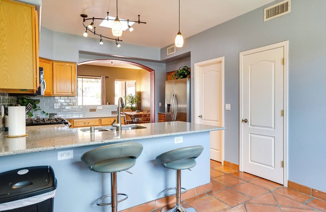 Luxury Tucson Retreat: Patio, Hot Tub & Fireplace