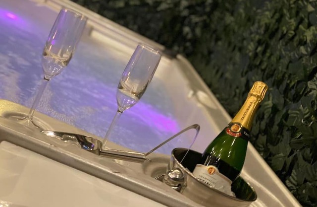Luxury Urban Hideaway with private hot tub