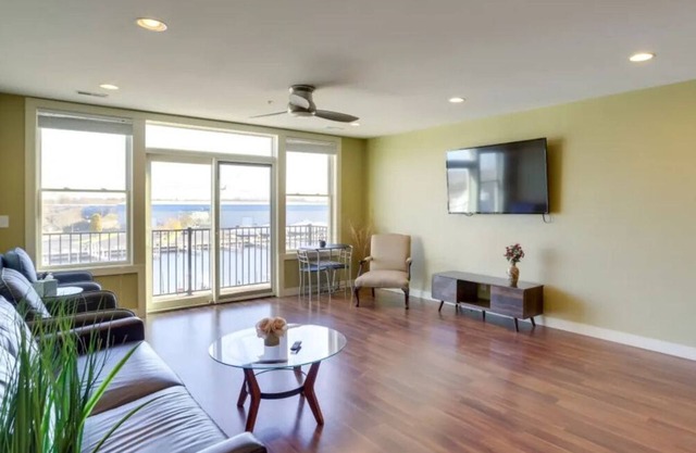 Luxury Vacation Condo on Water, Walk to Beaches, Parks, Playgrounds. St Joseph