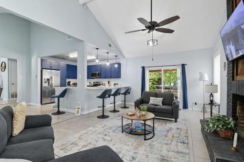 Luxury vacation house with Private Pool & Jaccuzi Close to SeaWorld Alamo and River Walk