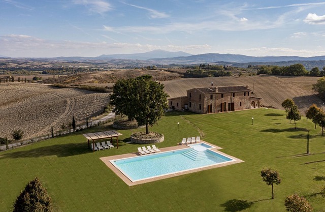 Luxury Villa 5 ensuite BR, pool,hot tub, breathtaking panoramic view of Tuscany