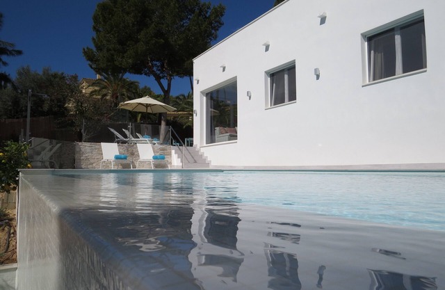 Luxury villa Oliva with large pool near the beach