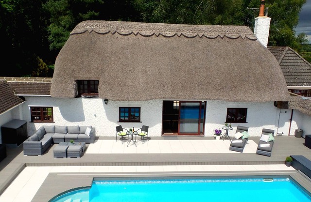 Luxury villa for 22 people with pool, jacuzzi, large garden and private pub!