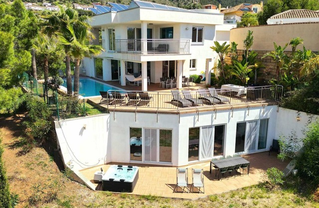 Luxury Villa -Heated pool - Jacuzzi -Sea view -Privacy -Perfect for groups!