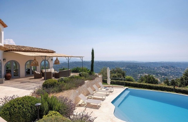 Luxury villa nestled a few minutes from Saint-Paul-de-Vence panoramic view