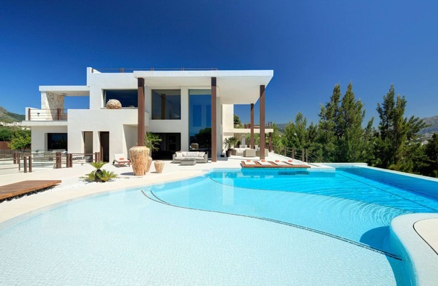 Luxury Villa w/jacuzzi, pool, golf and sea view.Sleeps up to 21pax