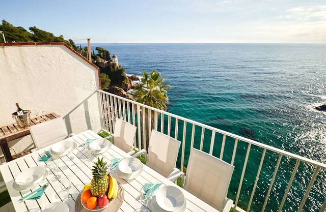 LUXURY VILLA WITH IMPRESSIVE SEA VIEWS, PRIVATE BEACH, 5 MIN FROM THE CENTER