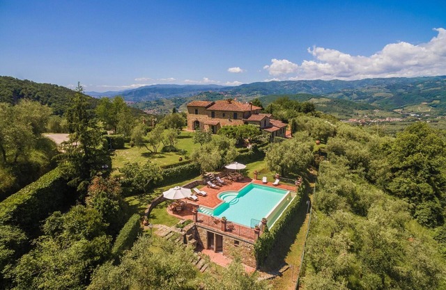 Luxury Villa with infinity pool and jacuzzi corner, stunning views,high comforts