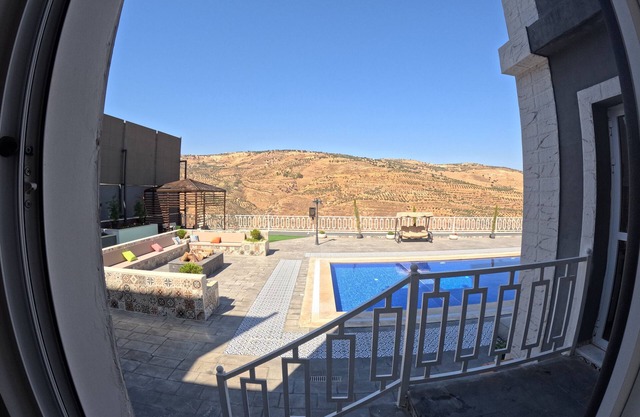 Luxury villa with pool and amazing mountain view by Sama Petra