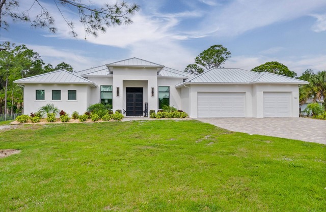 Luxury villa with saltwater pool, spa, outdoor kitchen, games - dog-friendly