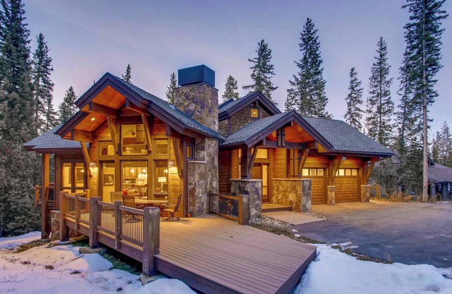 Luxury W/Mountain Views + Hot Tub + Close to skiing - Rocky Mountain Lodge