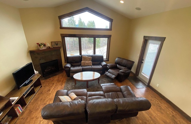 Luxury Walk Out House in Radium Hot Springs 5 Bedrooms