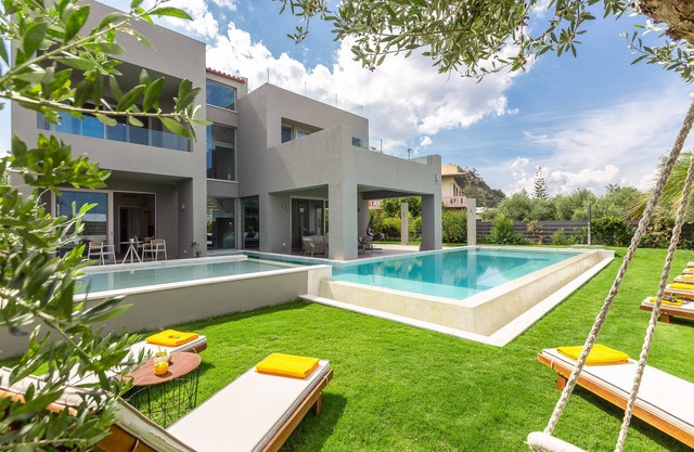 Luxus villa with Heated Pool 180m to the Beach, Restaurants Shops & Amenities