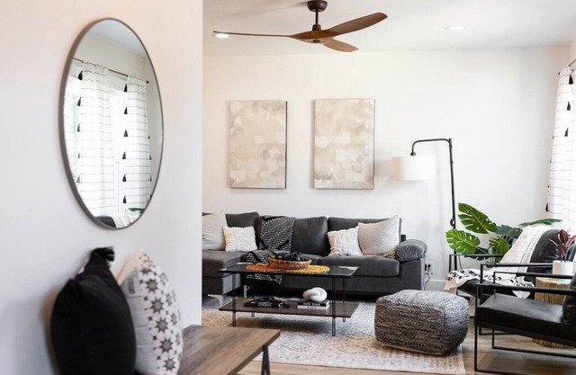 LVL Suites: Cozy Downtown Stay