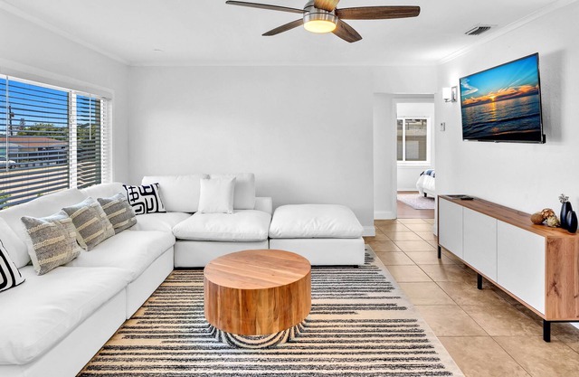 Lxure Villa! Pool BBQ WiFi+ WorkSpace SwingSet 3Bdrm 5 Min. to beach
