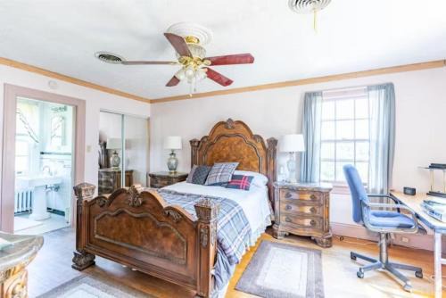 Lynchburg Getaway with Workspace and Free Parking. Close to Colleges and Shops