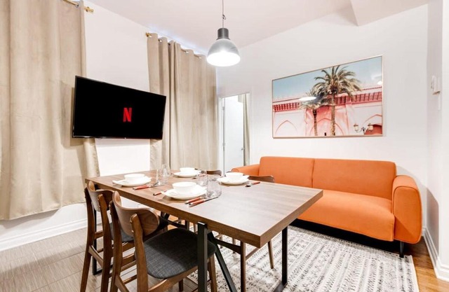 M11 - The Cozy Suite 2BR Prime Location Downtown Montreal