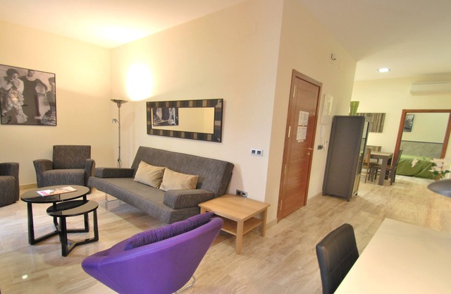 M4. 2 Bedrooms Apartment With Balcony/Wifi/Air Conditioning/Kitchen in Historic Center