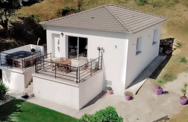 Macchione Villa, Sea View with Jacuzzi on Bastia