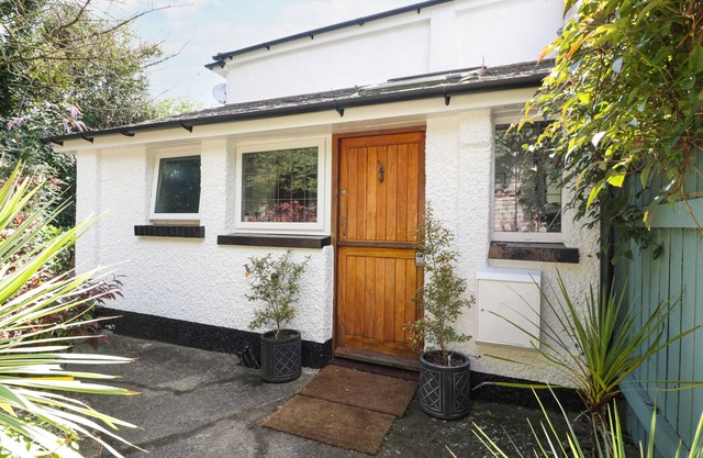 MACKEREL COTTAGE, pet friendly, with a garden in Budleigh Salterton
