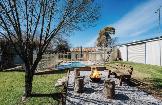 Madeira Cottage Country Comfort with Pool and Spa