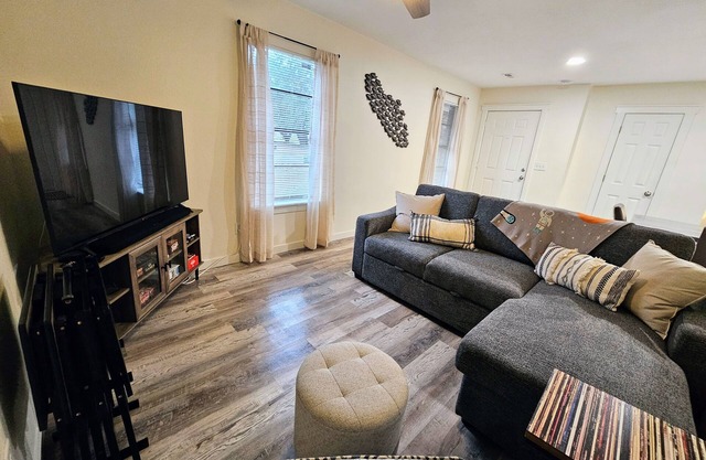 Madrona's Cottage A- Clean, well stocked, and comfortable