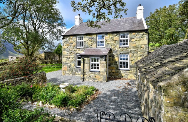 Maes y Llan - Four Bedroom House, Sleeps 8