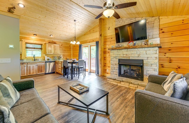 Maggie Valley Cabin 4 Mi to Cataloochee Ski Area!