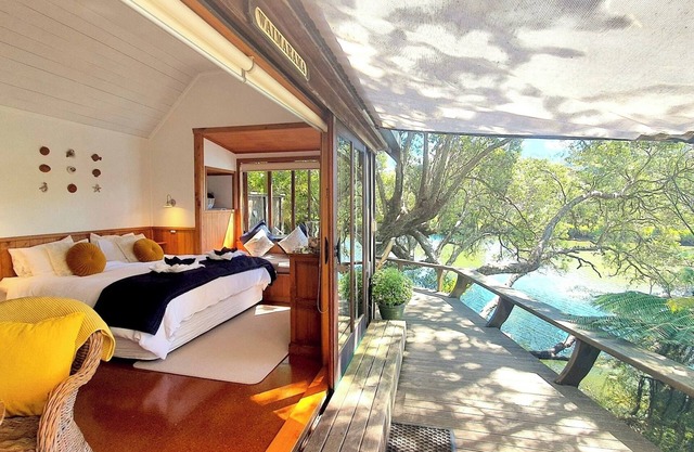 MAGIC COTTAGE - secluded romantic riverside retreat, BAY OF ISLANDS