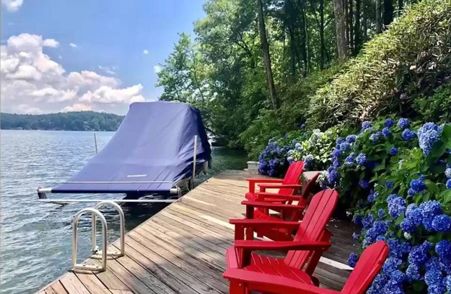 Magical Lakefront Cottage w/country club access