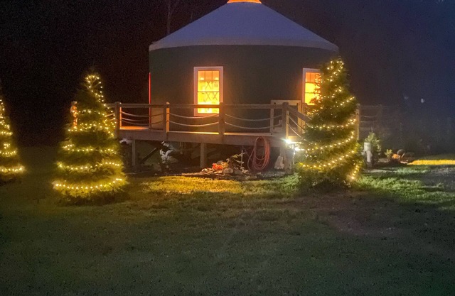 Magical Riverside Yurt, hot tub & the BRPW, pet friendly near Floyd, Va