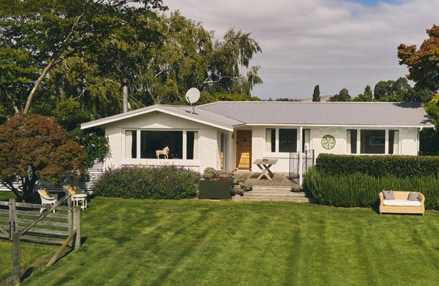 Magical Vineyard Cottage | Pool | Stunning Views | Sleeps 6 | Near Blenheim