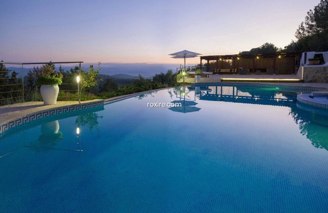 Magnificent Villa Beia with pool, barbecue, gym, billiards, tennis and football table