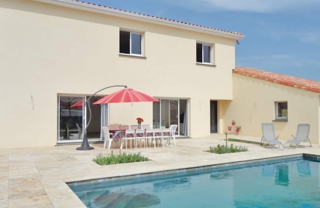 Magnificent air-conditioned villa with swimming pool, possibility of animals