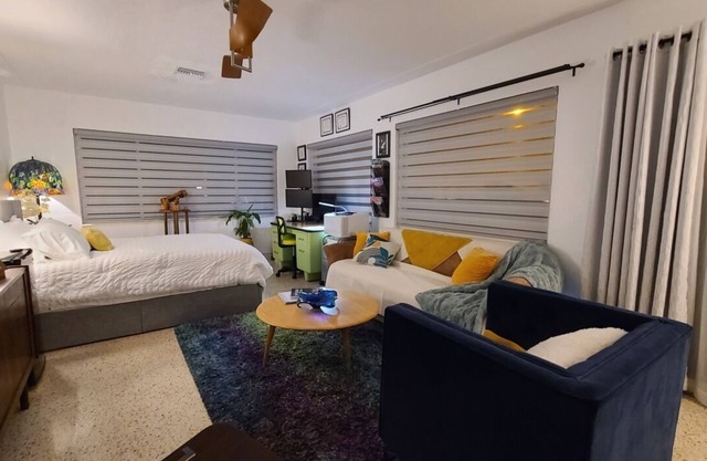 Magnificent Mid-Century Modern Beach area Abode: 3-bed house in St. Pete Beach