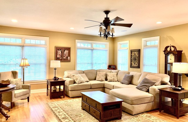 Magnificent Mnt Home Retreat! Convenient, 4 bedrooms, media rm, pool table