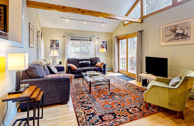 Magnificent mountain cottage with deck, firepit, W/D, wood stove, & water views