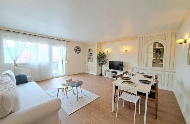 Magnificent T3 with balcony at the foot of the Colbert metro station