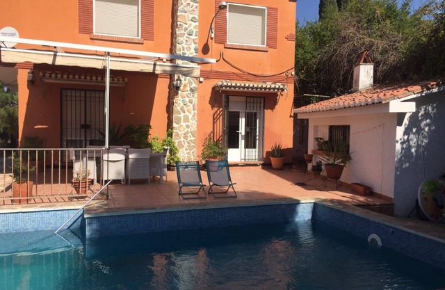 Magnificent villa with 4 bedrooms, two bathrooms, kitchen, living room 2 porches, pool and field. Two little kids from the casino of granada, 10 minutes from the center of the city of granada and 20 minutes from sierra nevadas, without forgetting that the