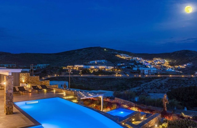 Magnificent Villa for 14 persons, Gym, Pool, Close to Beach, Parking, Jacuzzi