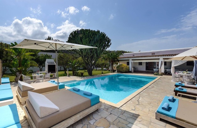 Magnificent villa, quiet area, ideal for families and friends *OCTOBER OFFER*.