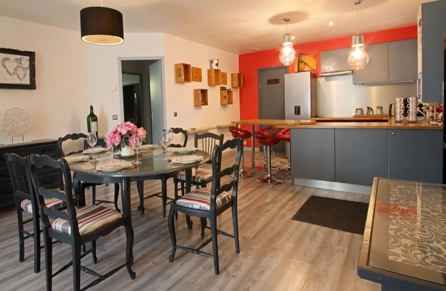 Magnificent villa with heated pool near La Citée