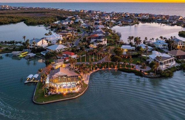 Magnificent Waterfront Escape