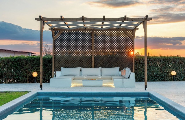 Magnolia Mansion with 5 bedrooms - private pool -BBQ - fitness room in Kalamata