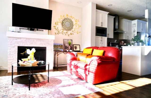 Mahogany Loft Retreat - 3 Story Home