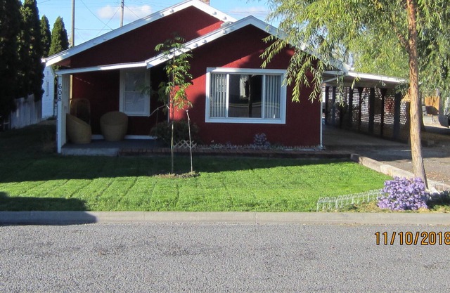 Main St Cottage. 1000 sq ft of cozy! Laundry, keurig and some food included