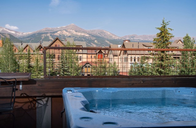 Mainridge Townhome: On Main St, Hot Tub
