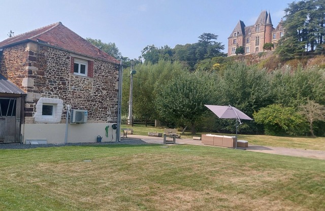 Maison au Bord de L'orne Dans un Cadre Verdoyant